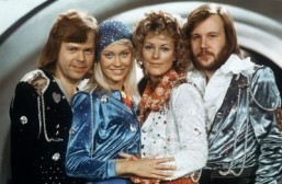 Swedish pop group Abba (from L to R) Bjorn Ulvaeus, Agnetha Faltskog, Anni-frid Lyngstad and Benny Andersson, pose during the Eurovision Song Festival, February 9th, 1974. ©AFP PHOTO/LINDEBORG