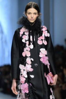 Touches of fur at Shiatzy Chen - Fall-Winter 2015-2016 ready-to-wear collection ©AFP PHOTO / BERTRAND GUAY
