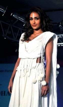 Bollywood actress Jiah Khan commits suicide: police