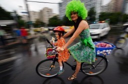 Skirt-clad Romanian women promote ‘stylish’ cycling