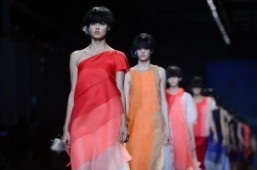 Fendi’s Lagerfeld shows off web-savvy palette in Milan