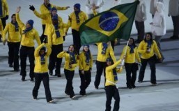 Brazil's flag bearer, biathlete Jaqueline Mourao, leads her delegation during the Opening Ceremony of the Sochi Winter Olympics at the Fisht Olympic Stadium on February 7, 2014 in Sochi. © AFP PHOTO / JONATHAN NACKSTRAND
