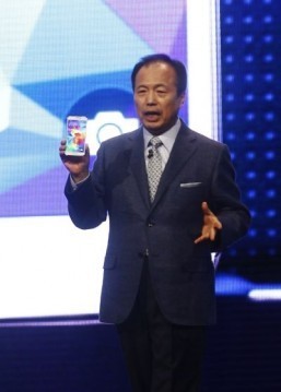 President and CEO Head of IT and Mobile and Communication Division at Sansung Electronics JK Shin presents a smartphone Galaxy S5 during a press conference at the Mobile World Congress in Barcelona, on February 24, 2014. ©AFP PHOTO / QUIQUE GARCIA