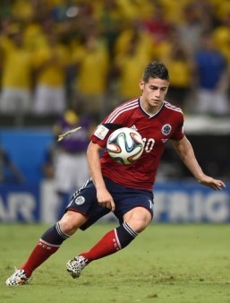 Colombia's midfielder James Rodriguez runs with the ball during the quarter-final football match between Brazil and Colombia at the Castelao Stadium in Fortaleza during the 2014 FIFA World Cup on July 4, 2014. ©AFP PHOTO / FABRICE COFFRINI