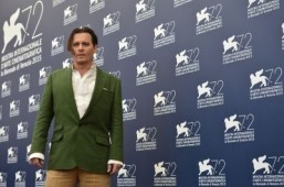 Depp wows Venice in mobster mode