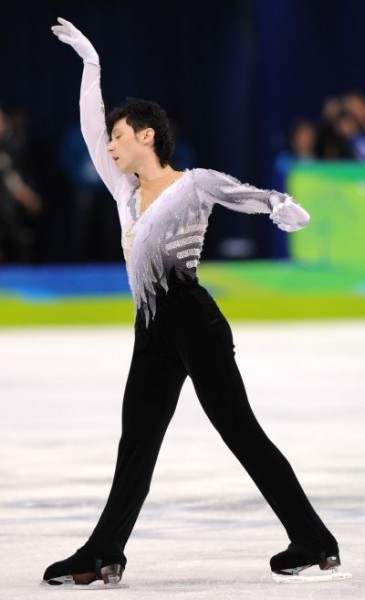 Johnny Weir performs in the men's figure skating free program at the Pacific Coliseum in Vancouver during the 2010 Winter Olympics on February 18, 2010. ©AFP PHOTO YURI KADOBNOV