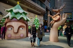 This picture taken on December 19, 2013 shows Christmas decorations outside a shopping mall in Hong Kong. In the race to extract cash from Christmas shoppers, Hong Kong's myriad shopping malls have taken to heart the maxim that you must spend money to make money when it comes to decorations this festive season. ©AFP PHOTO / Philippe Lopez
