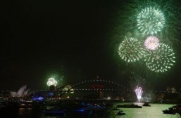 Sparkling Sydney kicks off glitzy global 2014 party