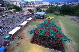 Handout picture released by the Honduran presidency showing the biggest human Christmas tree which set a new Guinness World Record at the Plaza La Democracia, in Tegucigalpa ©AFP PHOTO / PRESIDENCIA