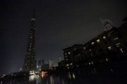Global landmarks switch off the lights for Earth Hour 2014