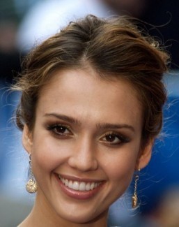 Jessica Alba stands by her company’s sunscreen amidst viral complaints