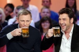 British actor Daniel Craig (L) and Spanish actor Javier Bardem, starring in the new James Bond film "Skyfall", drink beer glasses as they take part in the TV show "Le grand journal" on a set of French TV Canal+, on October 25, 2012 in Paris. ©AFP PHOTO / THOMAS SAMSON