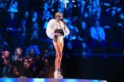 Miley Cyrus lights up a joint and Amsterdam at MTV awards