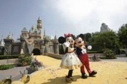 Disney bans selfie sticks over safety fears