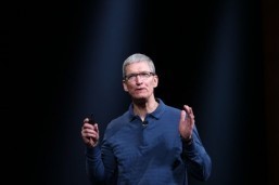 Bidding hot for chance at coffee with Apple chief