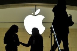Apple feeds frenzy with selective silence