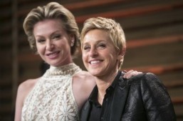 Ellen DeGeneres (R) and Portia de Rossi at the 2014 Vanity Fair Oscar Party ©AFP PHOTO/ADRIAN SANCHEZ-GONZALEZ