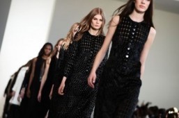 Marc Jacobs wows NY crowd with eccentric elegance