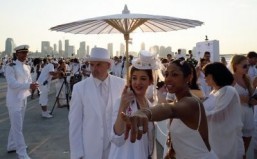 New York’s fifth Diner en blanc draws 5,000 riverside