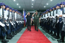Duterte gives cash aid to Negrense policeman wounded in action