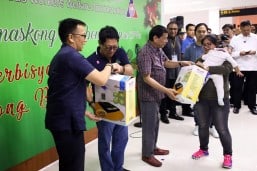 Duterte gives cash, gifts to returning OFWs