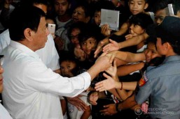 resident Rodrigo Duterte interacts with residents of Barangay Capipisa in Tanza, Cavite during his visit to the wake of PO1 Enrico Domingo on January 6, 2017. (MNS photo)