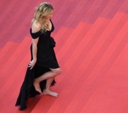 Julia Roberts hailed for ‘unthinkable’ barefoot walk in Cannes