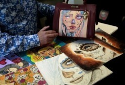 Mexican inmates use tattoo skills for purse designs