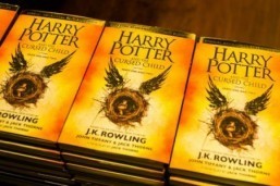 Copies of the book 'Harry Potter and the Cursed Child' are displayed on the day of its release at a bookstore in Hong Kong on July 31, 2016. © Anthony WALLACE / AFP All rights reserved.