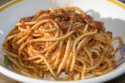 Spaghetti all'amatriciana is one of the staples of the cuisine of Rome and much of central Italy. © sal61 / Istock.com