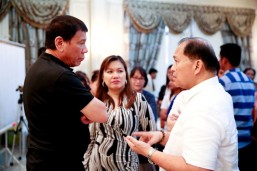 Duterte visits former judge’s wake