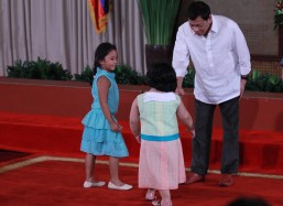 Duterte gives Php250,000 to families of gov’t troops killed in anti-drug operation