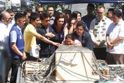 In tears, family meets remains of OFW Joanna at Iloilo airport