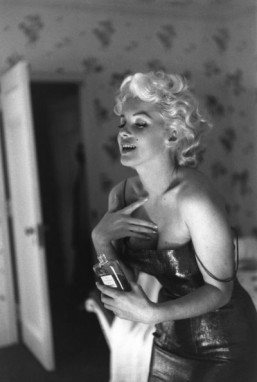 Ed Feingersh: Marilyn Monroe putting on perfume during a photo shoot before the premiere of the play "Cat on a Hot Tin Roof" by Tennessee Williams, 1955 ©Collection Chanel, Paris (France) © Photo Ed Feingersh © Michael Ochs Archives / Getty Images