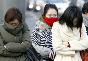 Shivering S. Koreans battle ‘Big Chill’ in offices