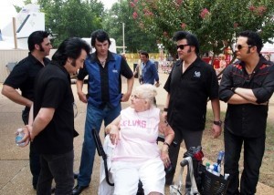 Fans flock to Graceland in memory of Elvis Presley
