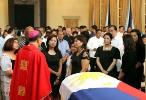 Robredo wife laughs off calls to run for senator