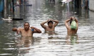 Hundreds flee as heavy rain lashes Manila