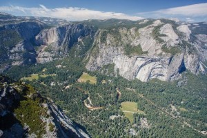 Yosemite open despite virus that killed two
