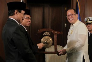MILF chief in historic peace trip