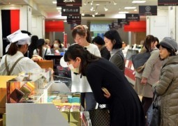 Japan women, not men, throng stores for Valentines