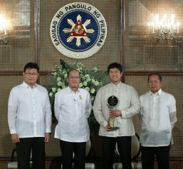 Aquino slams opportunists in Mamasapano debacle
