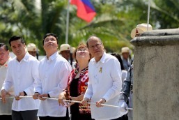 Aquino accuses critics of spreading gossip about his health