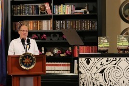 -- President Benigno S. Aquino III delivers his message during the book launching of “The Aquino Legacy: An Enduring Narrative” at the Writers' Bar of the Raffles Hotel in One Raffles Drive, Makati Avenue, Makati City on Thursday. (MNS photo)