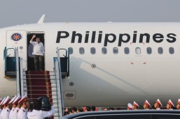Duterte gives cash aid to Negrense policeman wounded in action