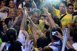 Roxas elated over rise in latest ABS-CBN survey