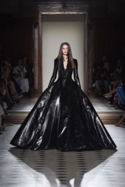 Julien Fournié - Haute Couture - fall/winter 2015-2016 The final presentation of Julien Fournié's "Première Nuit" show had impressive volume. The dress was made of cracked vinyl. ©Julien Fournié