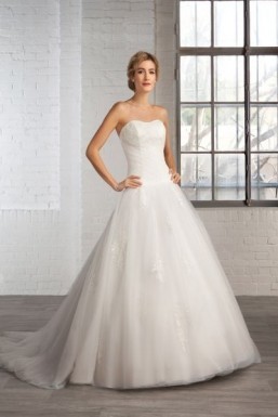 The “Style 7802” dress by Cosmobella - Collection 2016 A princess-style bustier dress in lace and tulle with a short train. Lace-up back. ©Cosmobella