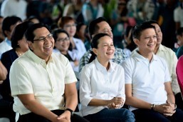 Poe says she last used US passport in 2010, Luna says in 2011