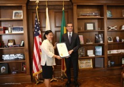 Mayor Eric Garcetti presenting a Certificate of Recognition to Consul General Ma. Hellen Barber De La Vega.